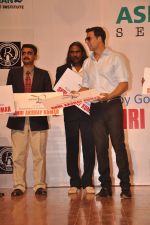 Akshay Kumar at Asian Heart Institute CSR initiative launch in Shanmukhanand Hall, Mumbai on 22nd Sept 2011 (24).JPG